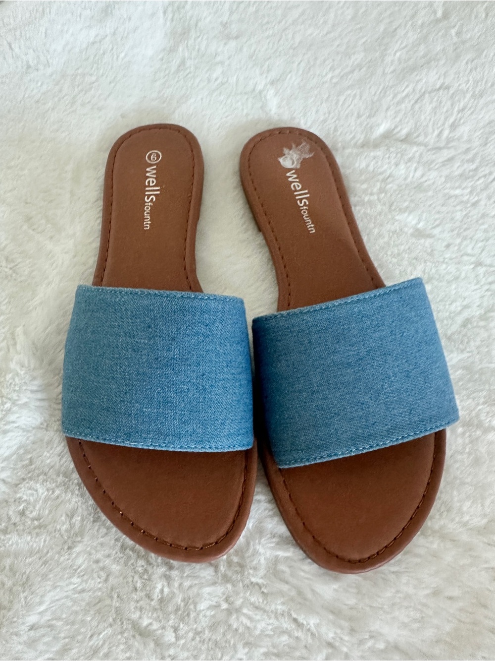 Wells fountn- Slide Sandals in Light Blue Denim - Size 9 - fits 8.5 perfectly